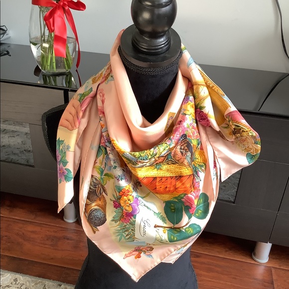 GUCCI silk scarf ~ VERY LOVELY print 💙❤️💜 - Picture 1 of 16